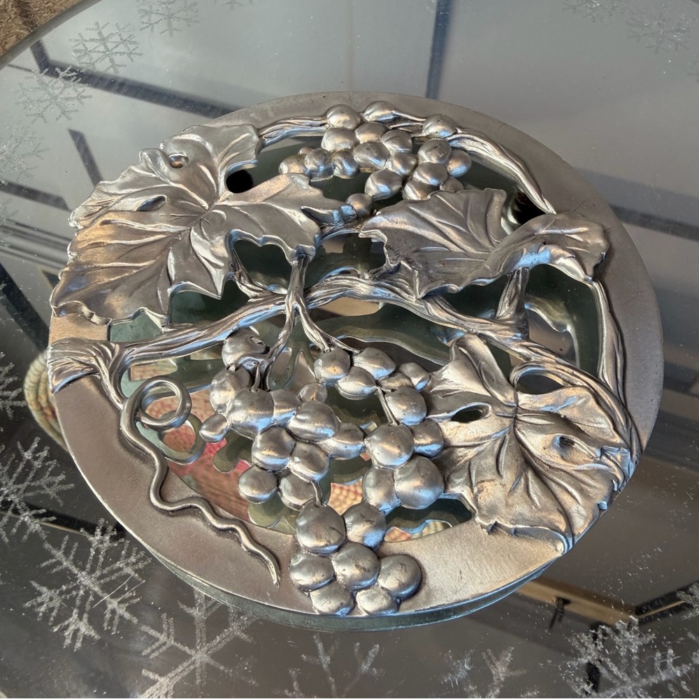 1990 Seagull Pewter Canada Grapes on the Vine Design Trivet/Wine Bottle Stand
